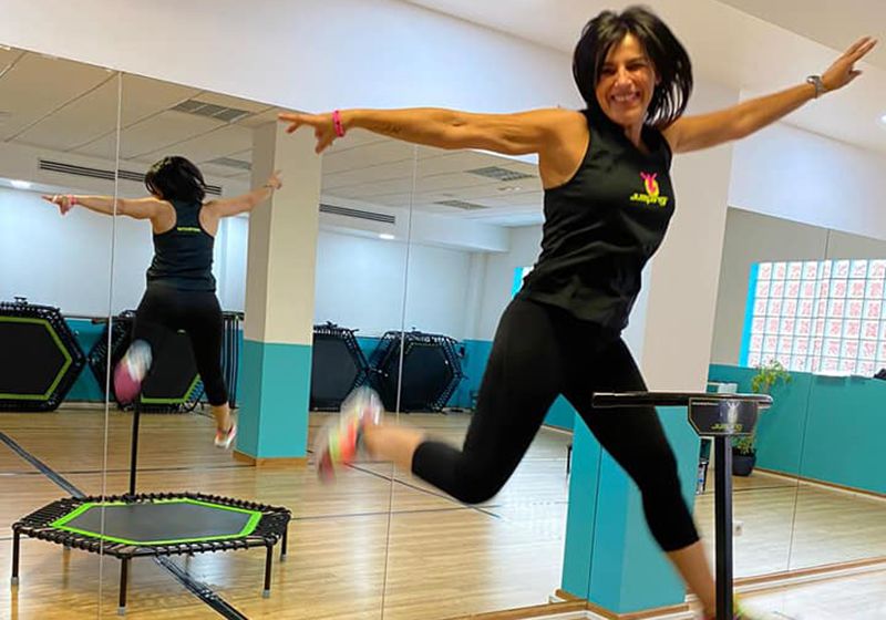Chica practicando jumping.