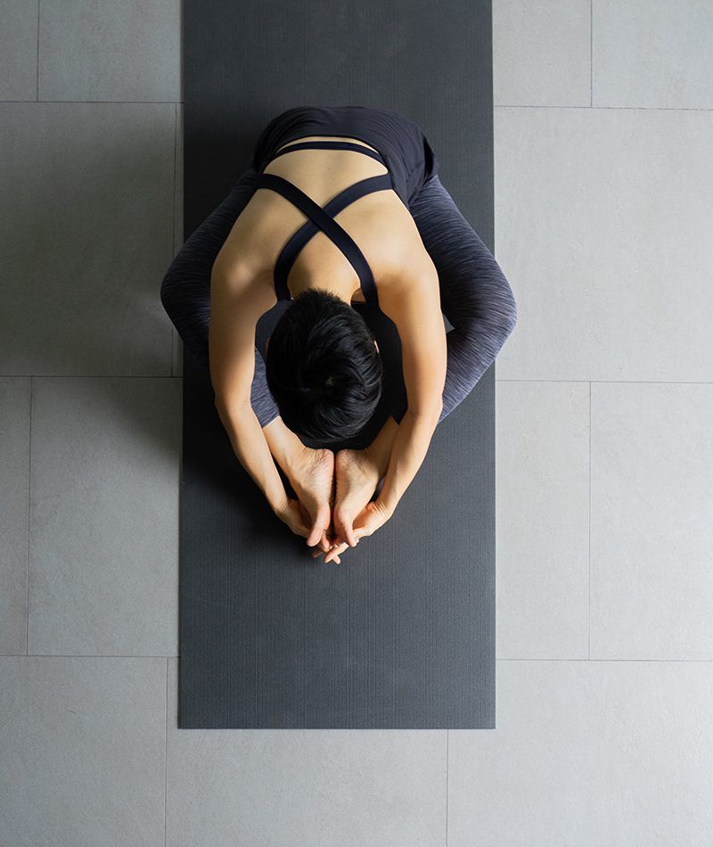 Chica practicando yoga