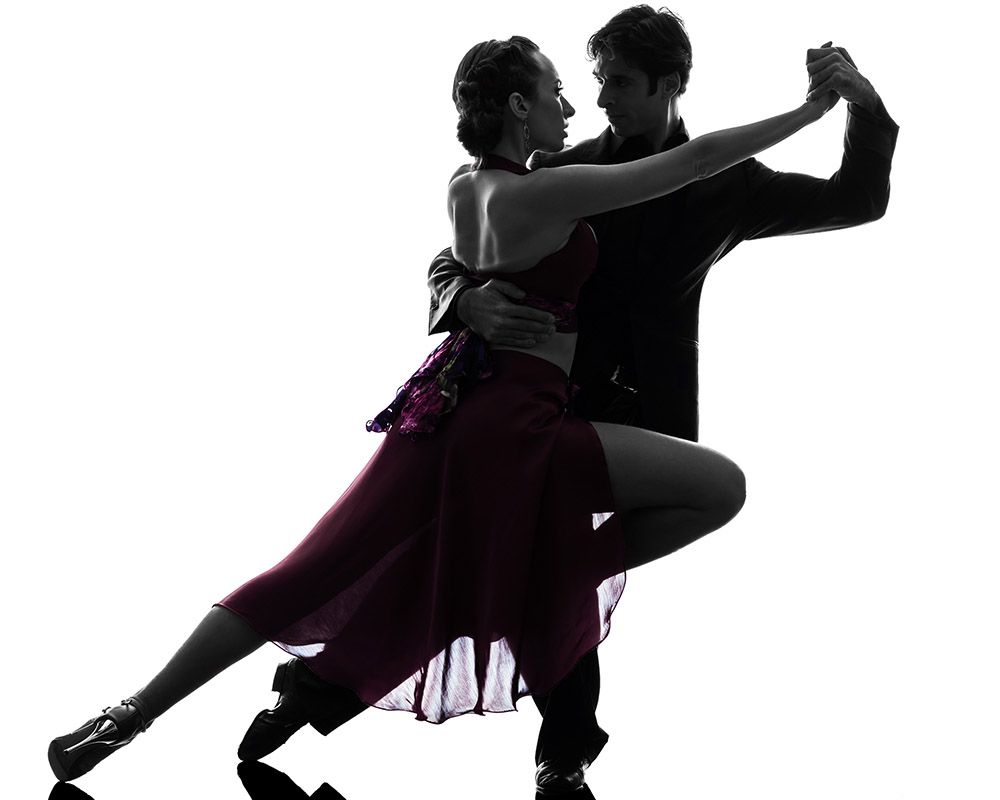 Pareja hombre y mujer bailando latino