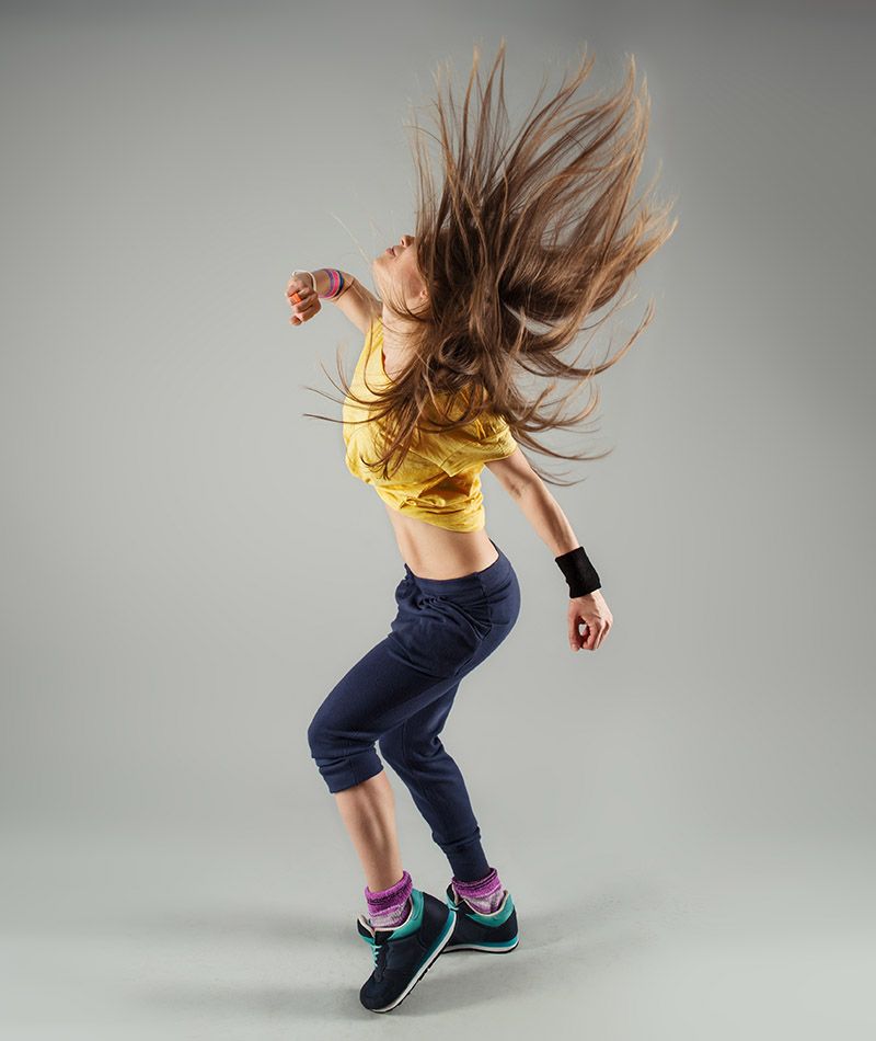 Chica bailando sola
